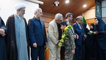 آیین بزرگداشت شهدای مدافع سلامت دانشگاه علوم پزشکی شیراز در جنگ تحمیلی رمضان و تجلیل از خانواده های آنان با حضور نماینده ولی فقیه در استان فارس ،رییس دانشگاه علوم پزشکی شیراز و جمعی از مسولین استانی به روایت تصویر